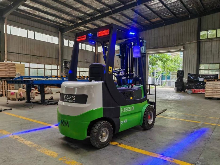 Elektryczny wózek widłowy E-LIFTS E15 | 1500 KG | TRIPLEX 4,5 M | Litowo-Jonowy| Bogate  Wyposażenie