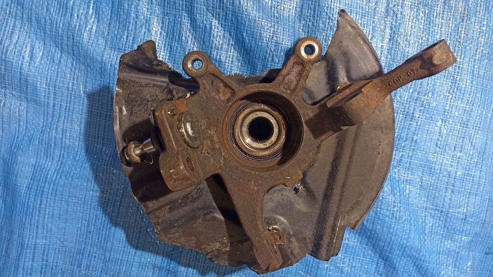 Ступіца кулак поворотний цапфа ліва  Land ROVER RANGE ROVER  L322