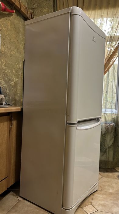 Холодильник Indesit no frost (потребує  ремонту)