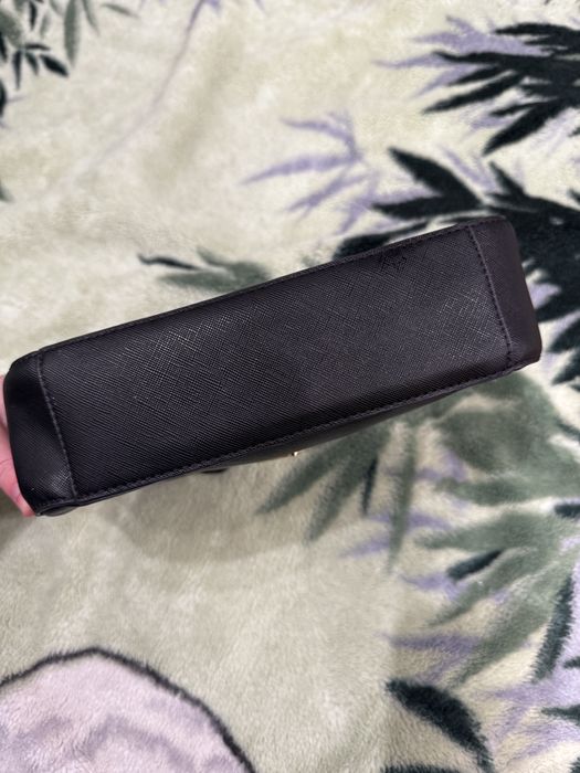 Чорна сумка Prada Re-Edition 2005