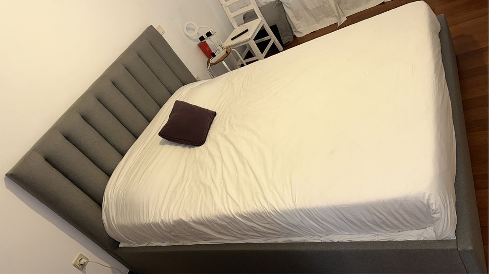 Cama com bau.  160 por 200   Vai com colchao    Tem que desamontar ?