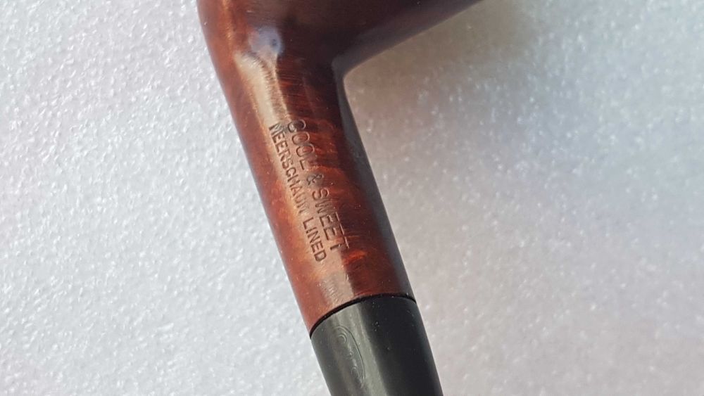 Stara fajka wrzoścowa z napisem "COOL & SWEET"