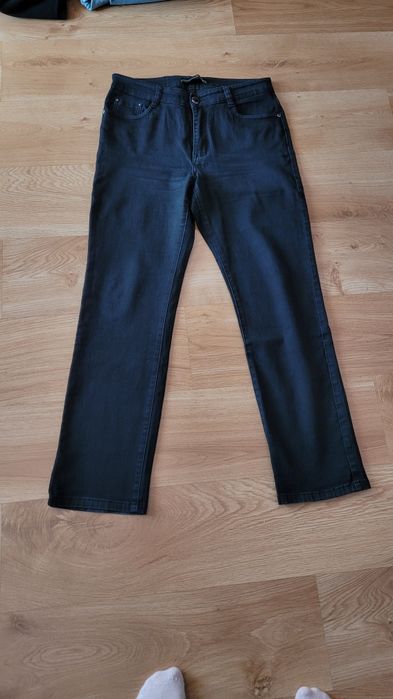 Czarne jeansy typu proste