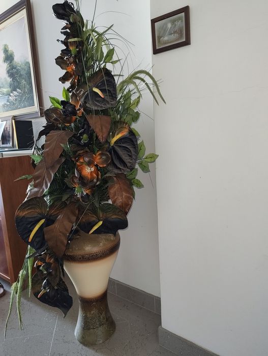 Jarrão com flores artificiais lindo