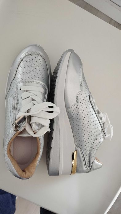 Sapatilhas de cunha prateada novas