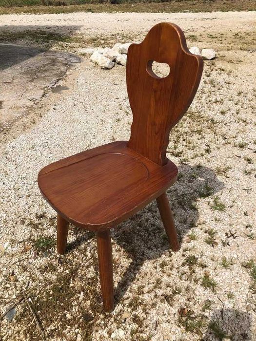 Cadeira Rustica, excelente estado
acabamento em cera, madeira .