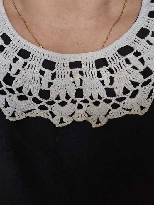 Kołnierzyk ręcznie robiony na szydełku wykończony małymi perełkami
