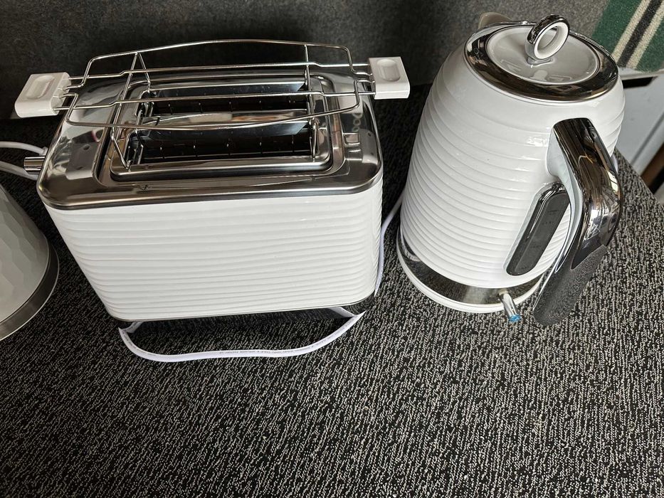 Електрочайник  з тостером Russell Hobbs Inspire