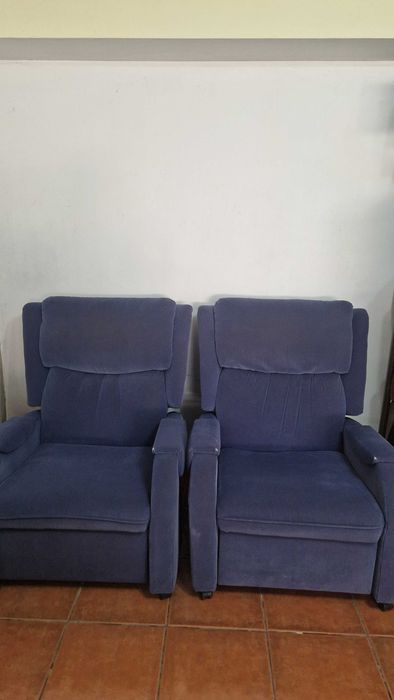 2 poltronas/cadeiras reclináveis estofadas