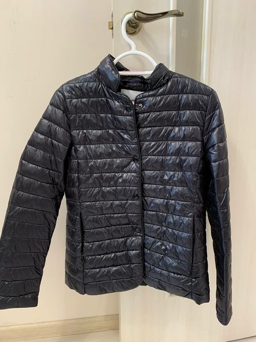 Чорна сьобана жіноча куртка