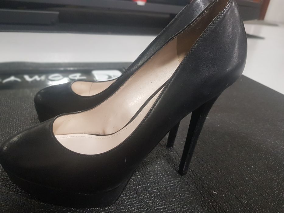 Sapatos altos de pele da marca Aldo