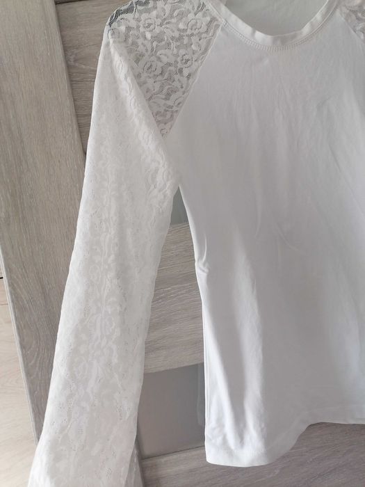 Biała bluzeczka z koronkowymi rękawami