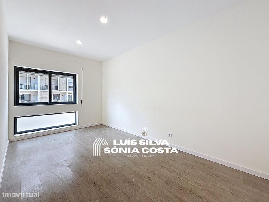 Apartamento T4 Totalmente Remodelado com 2 Varandas e Elevador –...