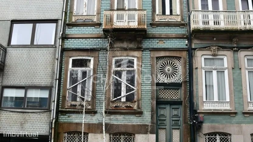 Prédio p/ Recuperar c/ Projeto Aprovado, na Baixa do Porto