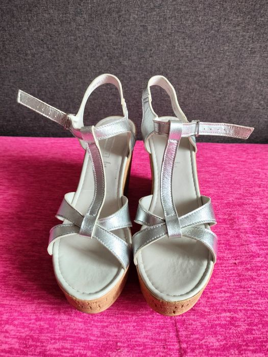 Nowe sandałki na koturnie