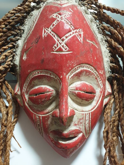 Fantástica grande máscara africana em madeira esculpida à mão