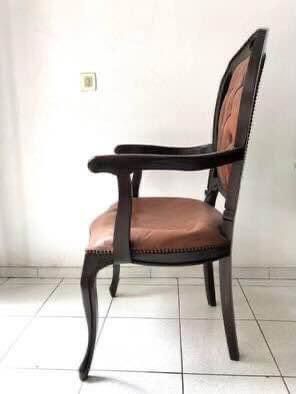 Fautaile e Cadeira, ao estilo romântico, em mogno, estofado a pele