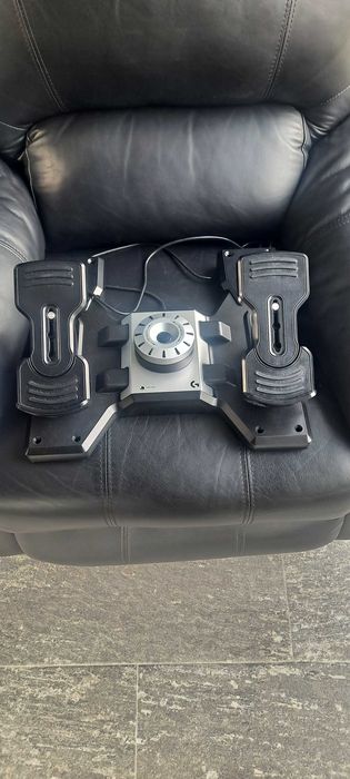 Logitech Pro Flight Yoke System and Rudder Pedals Set – Like New64750874838273123