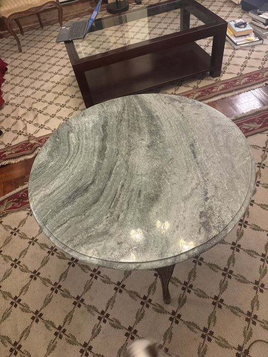Mesa redonda em madeira e marmore