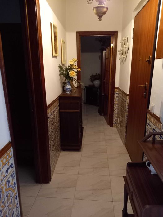 Arrenda-se casa mobilada ao ano.