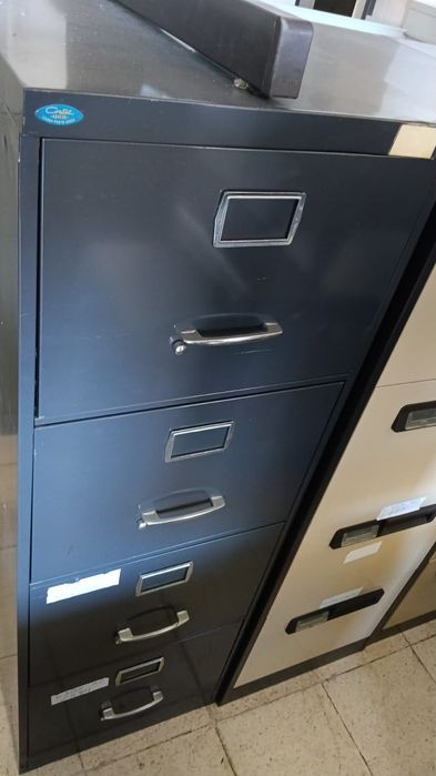 Armário vertical de metal cinza escuro com 4 gavetões