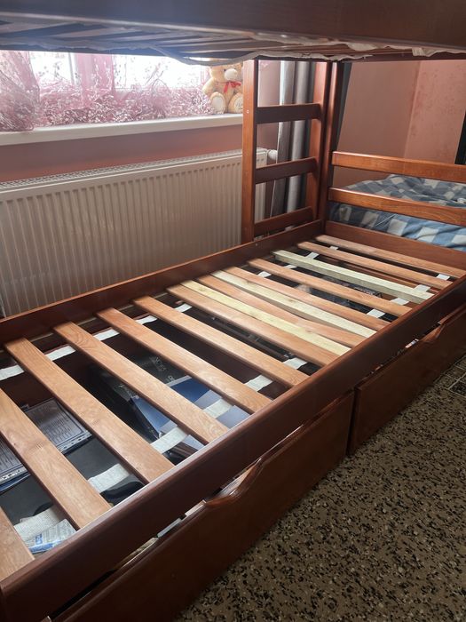 Деревʼяне двоярусне ліжко