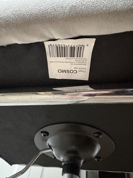 Szare krzesło biurkowe obrotowe