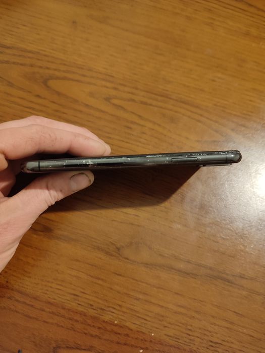 продам телефон iPhone 10 і і кришку запасну