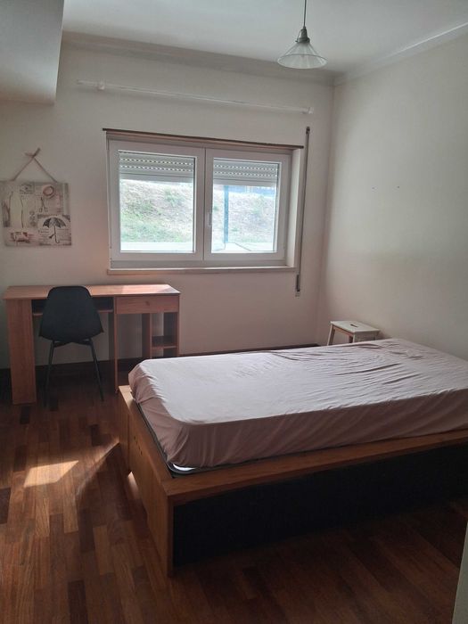 Cama individual com estrado
