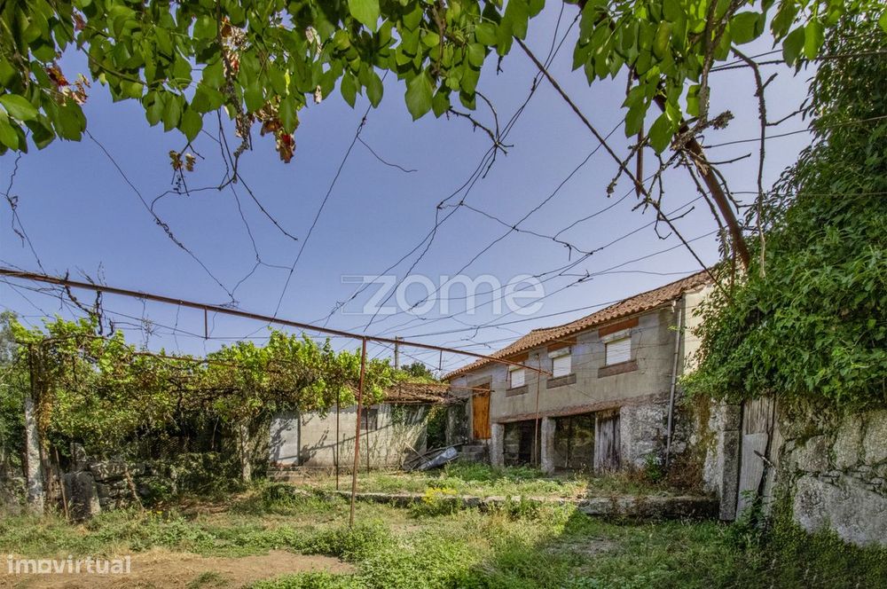 Quinta com uma área total de 2694m2 em Serzedelo, Póvoa de Lanhoso