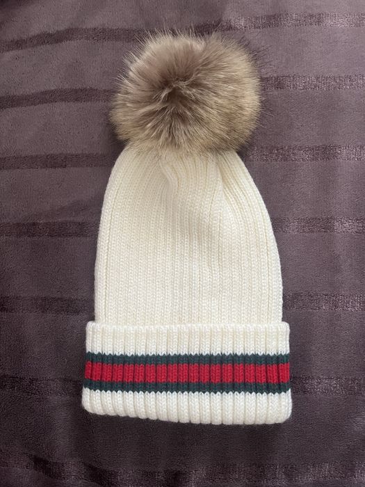 Ładna biała czapka zimowa