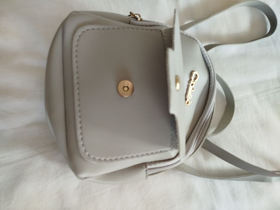 Mochila de cor cinza