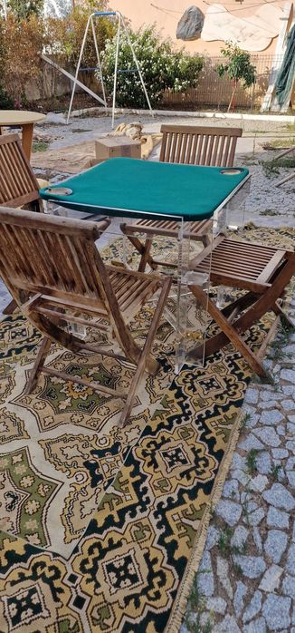 MESA DE JOGO EM  ACRILICO PEÇA UNICA COM QUATRO CADEIRAS INCLUIDAS