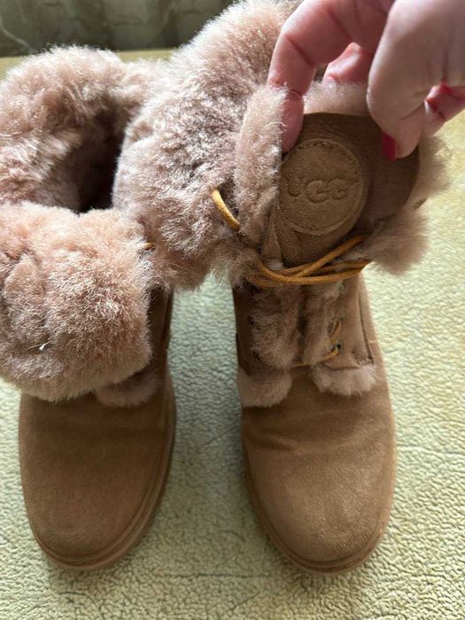 Продам женские зимние ботинки UGG