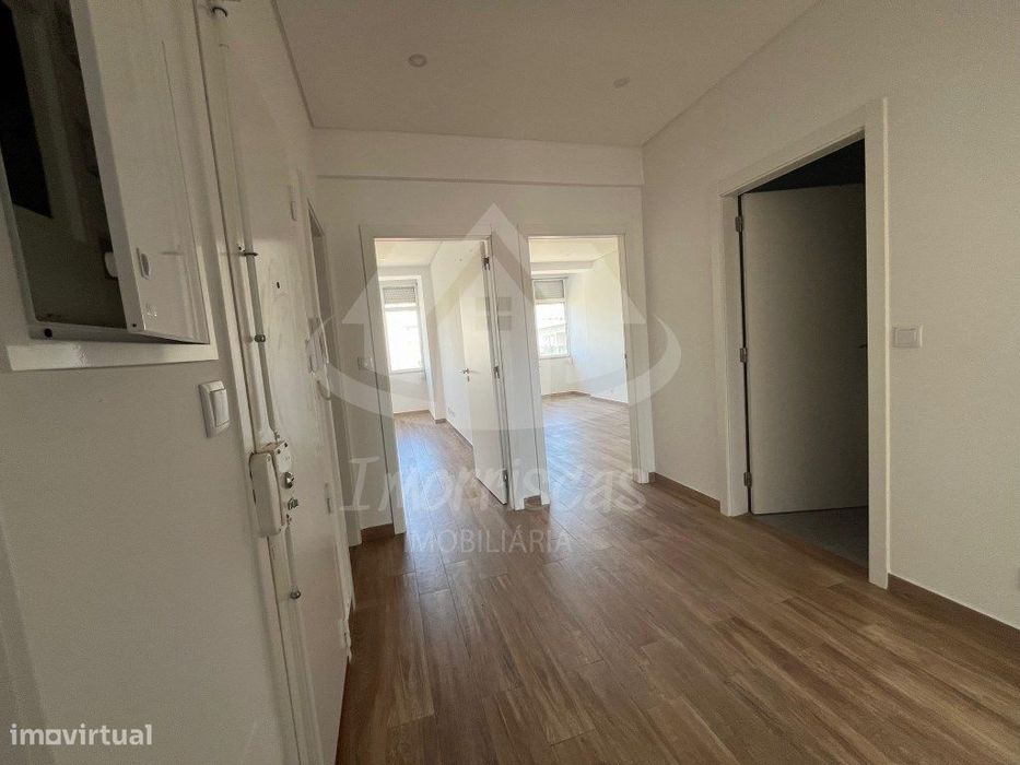 Apartamento T2 totalmente remodelado, localizado em Vialonga
