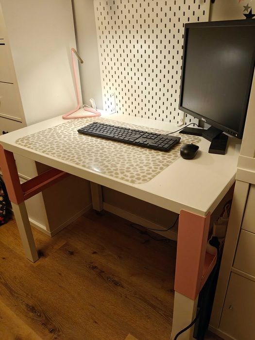 2 biurka IKEA Biało -Rożowe