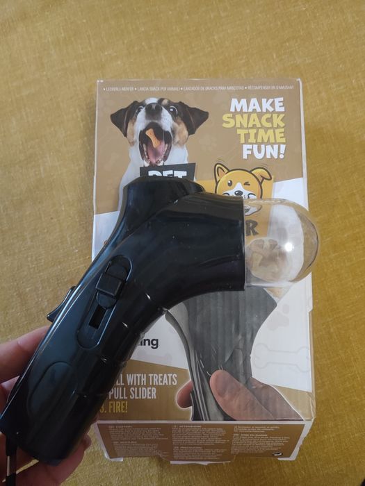 Игрушка для собак , стреляет вкусняшками  "Pet Snack Launcher"