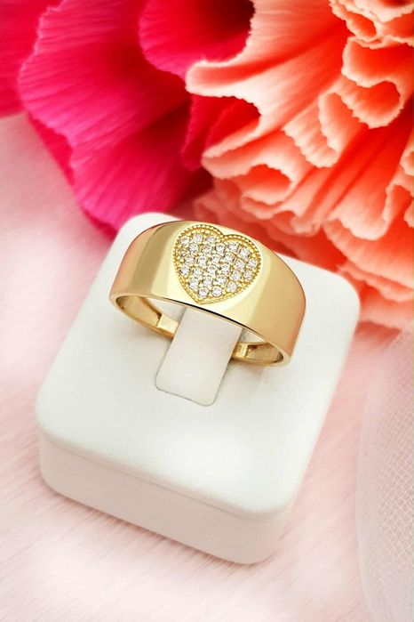 Złoty pierścionek typu obrączka z cyrkoniami ułożonymi w serce