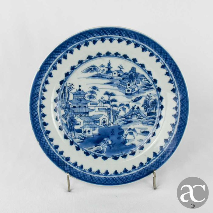 Par de pratos, China período Qianlong, séc. XVIII, pagodes e paisagem