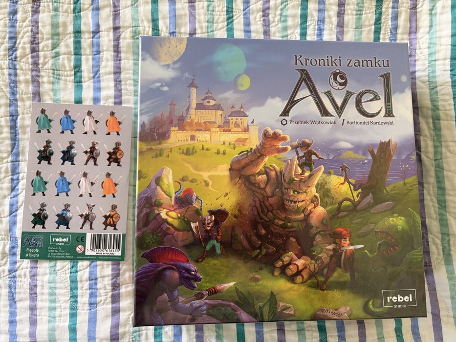 Nowa w folii plus gratis Kroniki Zamku Avel, z naklejkami