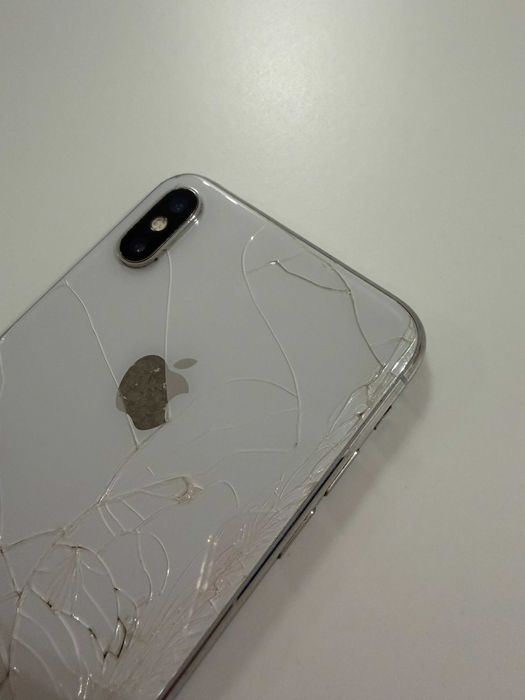 Vendo iPhone XS Max 64GB branco, partido, funcional.