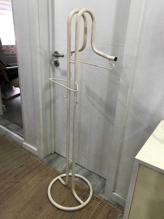 Cabide branco para roupa