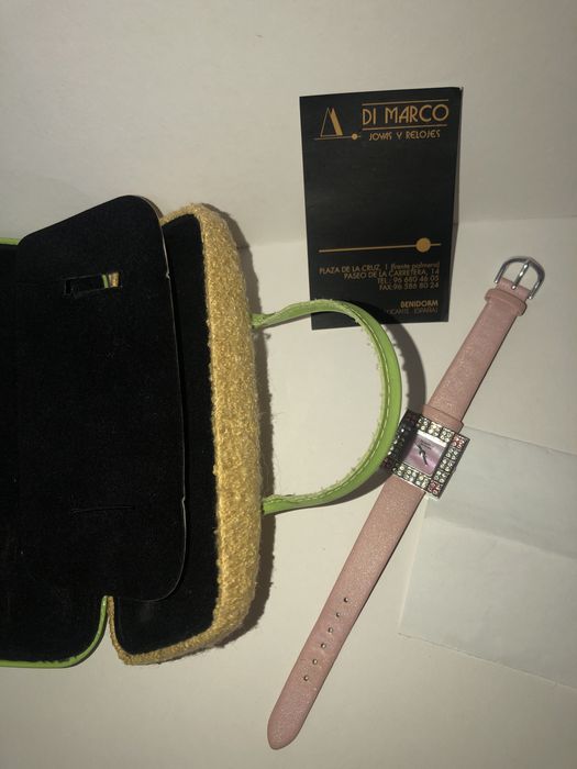Relógio de senhora como novo com brilhantes sinteticos com embalajem  da marca  Espalhola DI MARCO esta a funcionar muito bem e com precisao