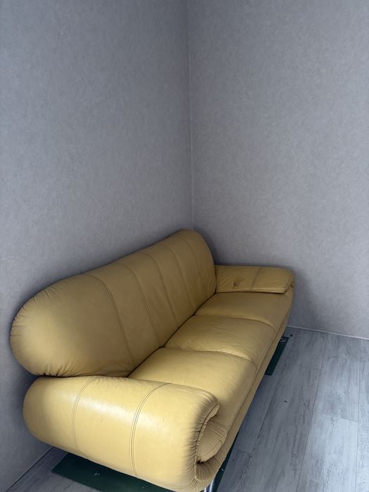 Шкіряний диван в норм стані недорого