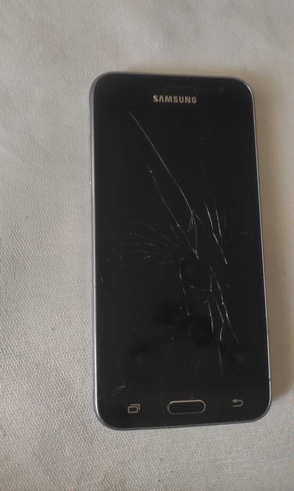 Czarny telefon Samsung Galaxy j3 2016
