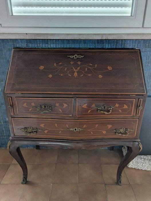 Escrivaninha com embutidos