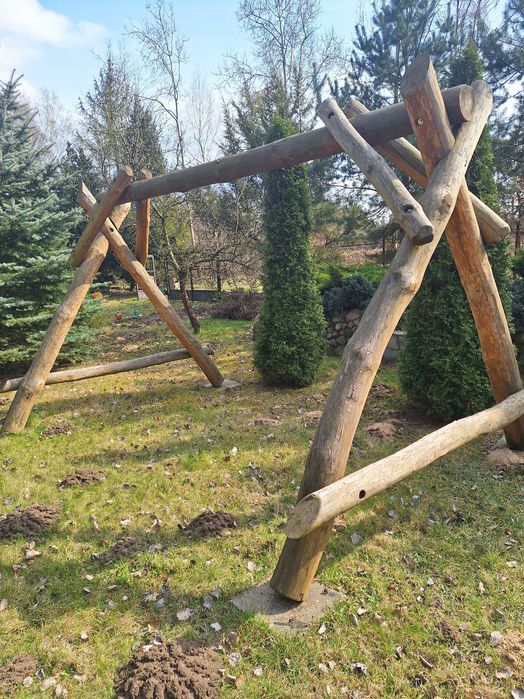 Drewniana konstrukcja huśtawki ogrodowej