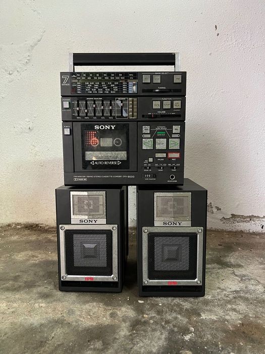 Rádio Sony vintage com leitor de cassetes e colunas originais