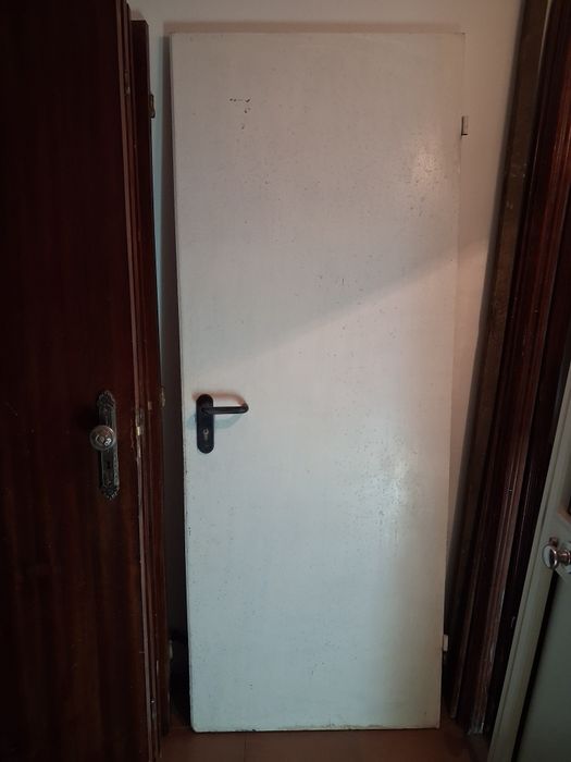 Porta de ferro, com fechadura e chave