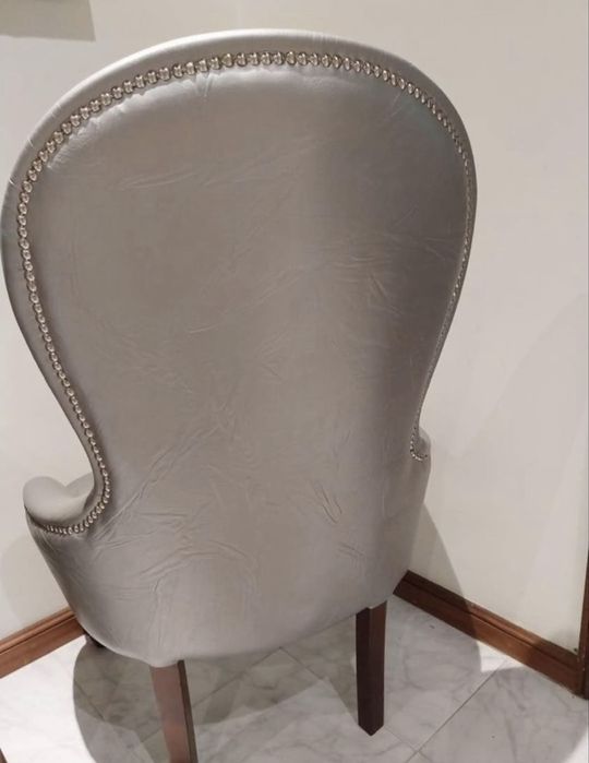 Cadeirão cinzento brilhante